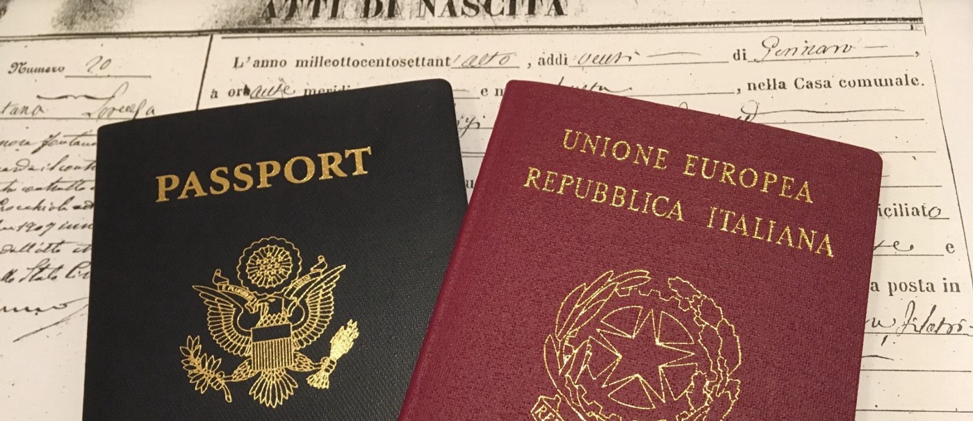 Photo of US and Italian passports